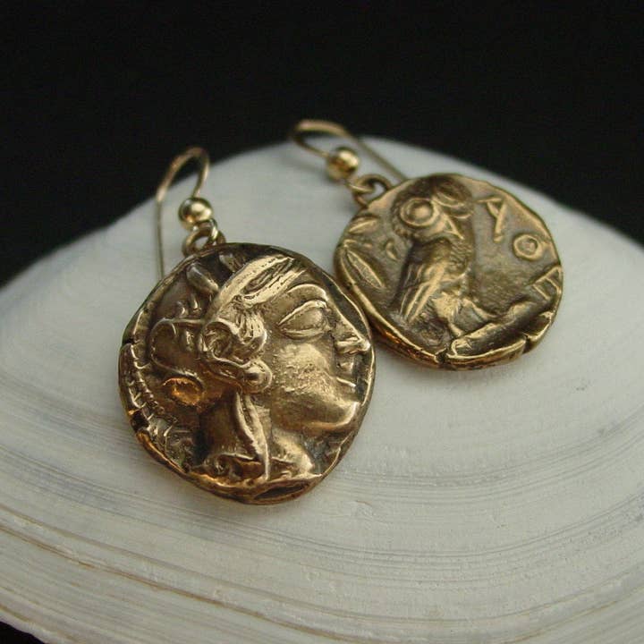 Athena Owl Earrings - Twee verschillende kanten voor wholesale door Vis a Vis Jewelry