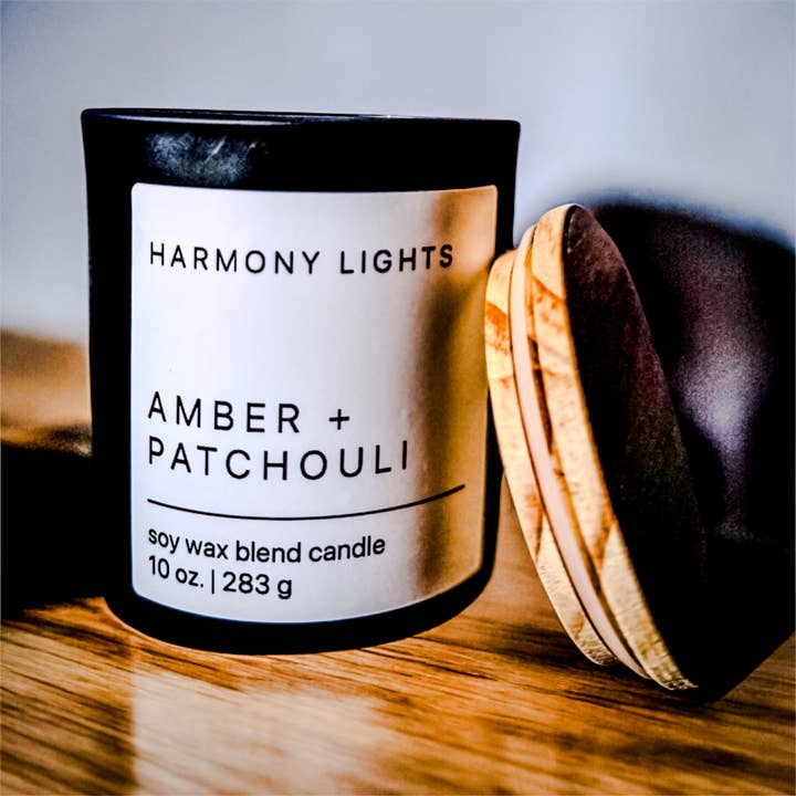 Ambre + Patchouli - Bougie en verre noir mat de 10 oz en cire de soja pour la vente par Harmony Lights