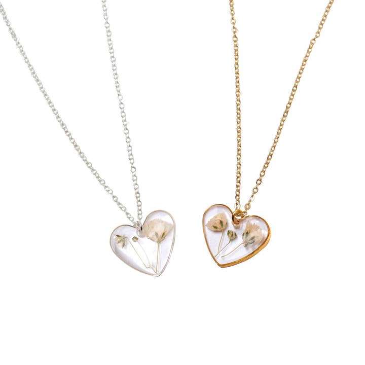 Collier Baby Breath en forme de cœur pour la vente par Nordic Flowers