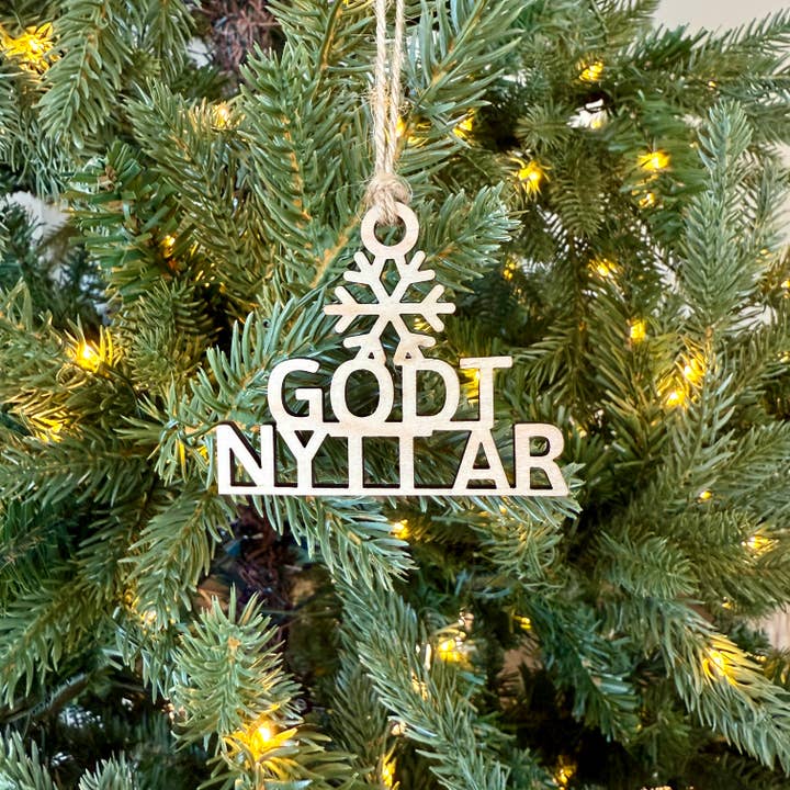 BUON ANNO NUOVO Norvegese Felice Anno Nuovo Avanti Ornamento in Legno© per la vendita all'ingrosso da parte di Aurora North Home