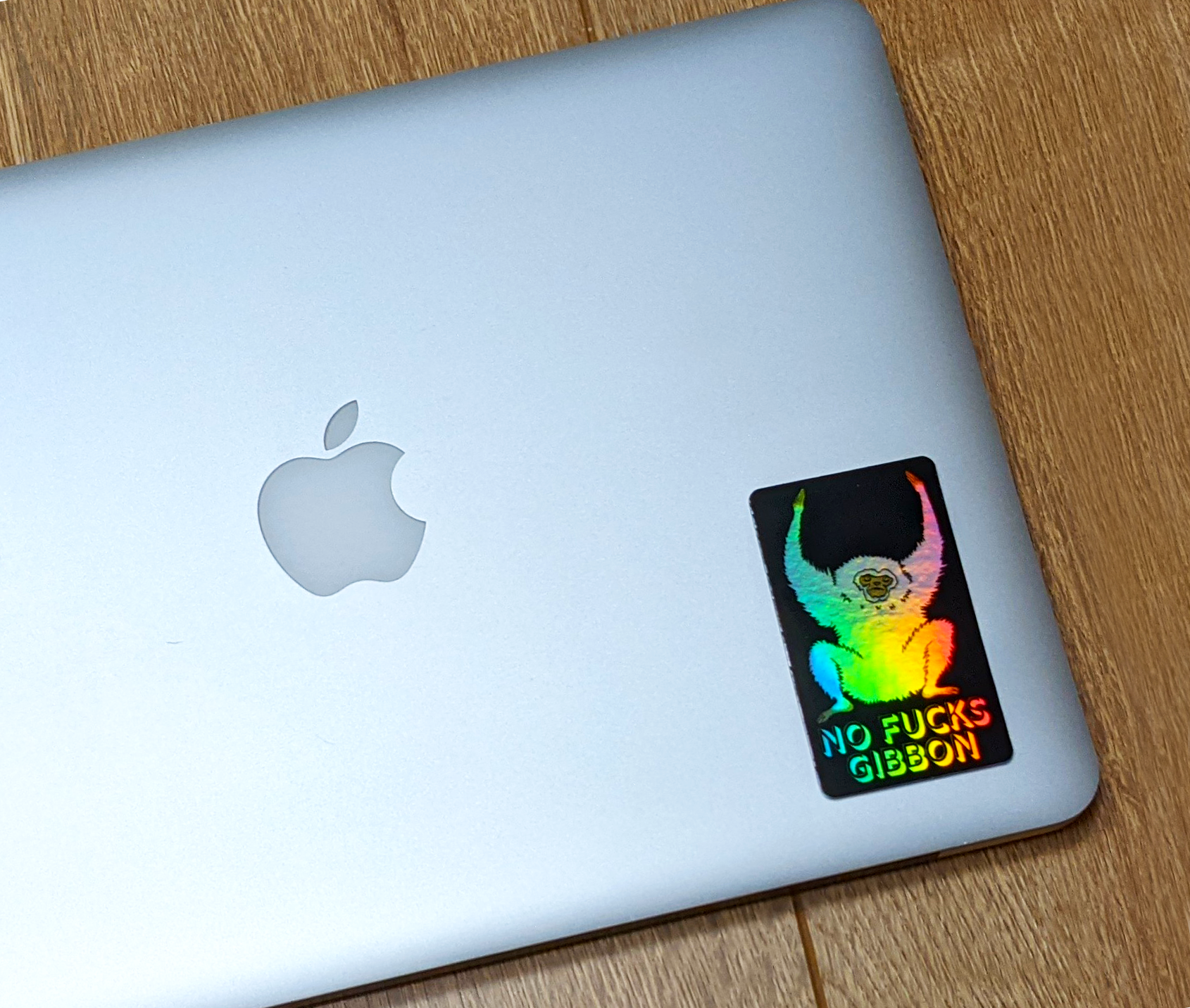 BluVelvetArt - Vendita all'ingrosso Adesivo - Adesivo fustellato in vinile olografico «No Fucks Gibbon» (No Fucks Given Pun)1