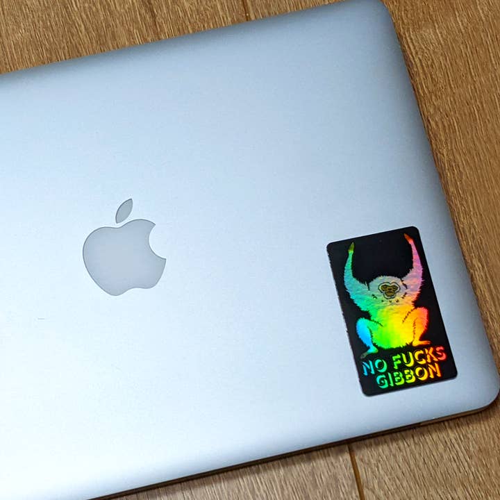 BluVelvetArt - Vendita all'ingrosso Adesivo - Adesivo fustellato in vinile olografico «No Fucks Gibbon» (No Fucks Given Pun)1