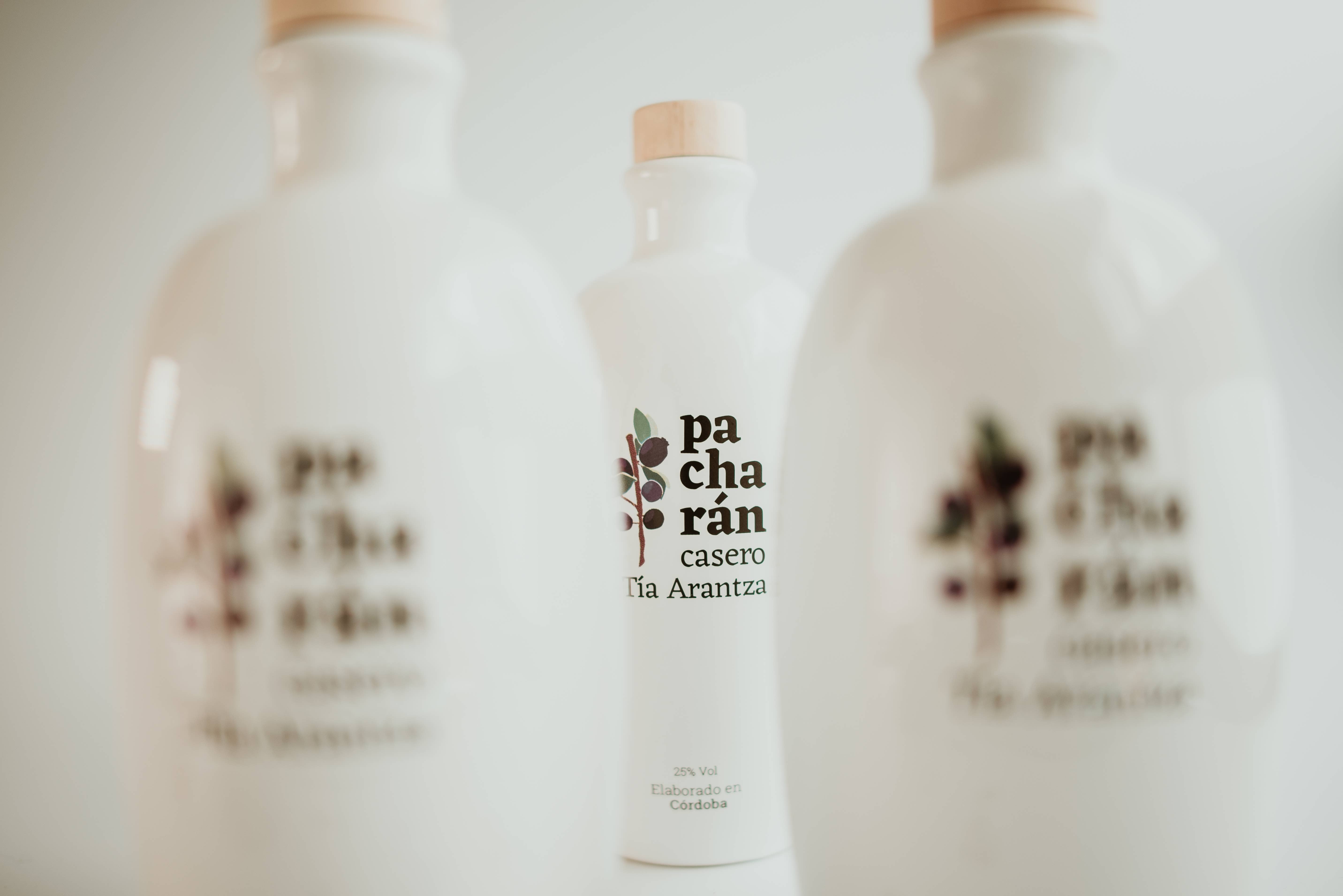 Pacharan Tía Arantza - Wholesale Liqueur - Wood Box + Pacharán Premium Tía Arantza 70 cl Vol 25º5