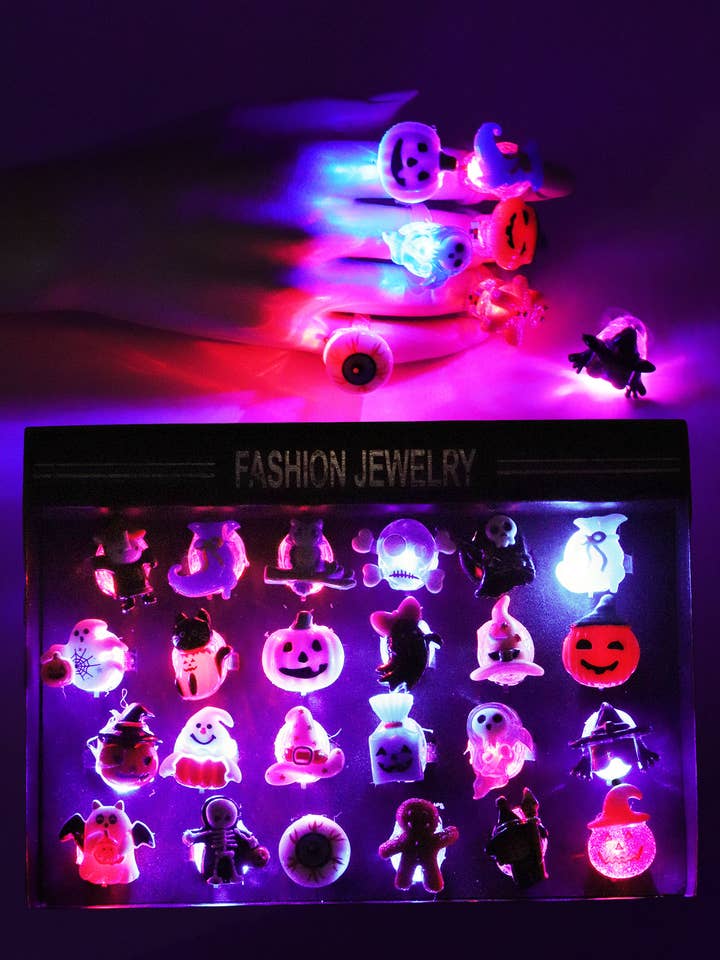 Bague lumineuse à LED avec charme en résine d'Halloween - 24 pièces pour la vente par Cap Zone