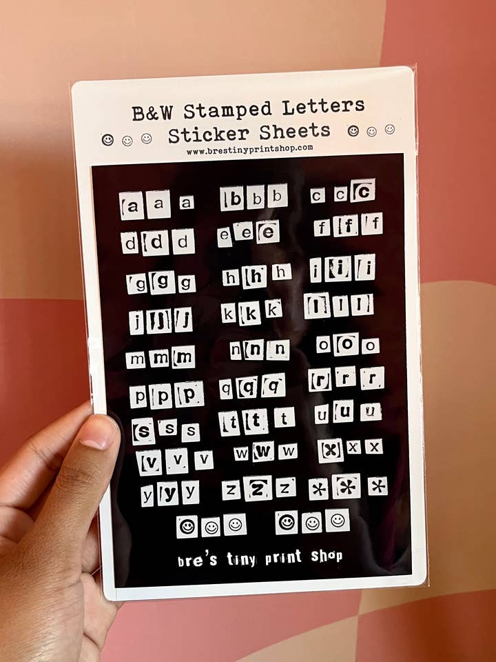 Stickervellen met zwart-witstempelbrieven voor wholesale door Bre’s Tiny Print Shop