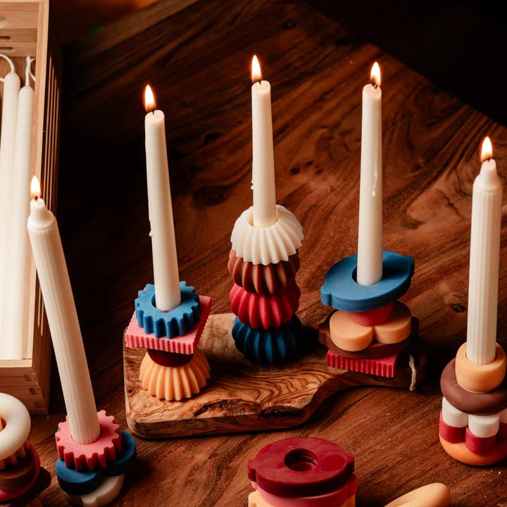 Allure CA - Vendita all'ingrosso Candele cilindriche/candelieri - Set di candele colorate Taper, con graziosi piccoli abbellimenti