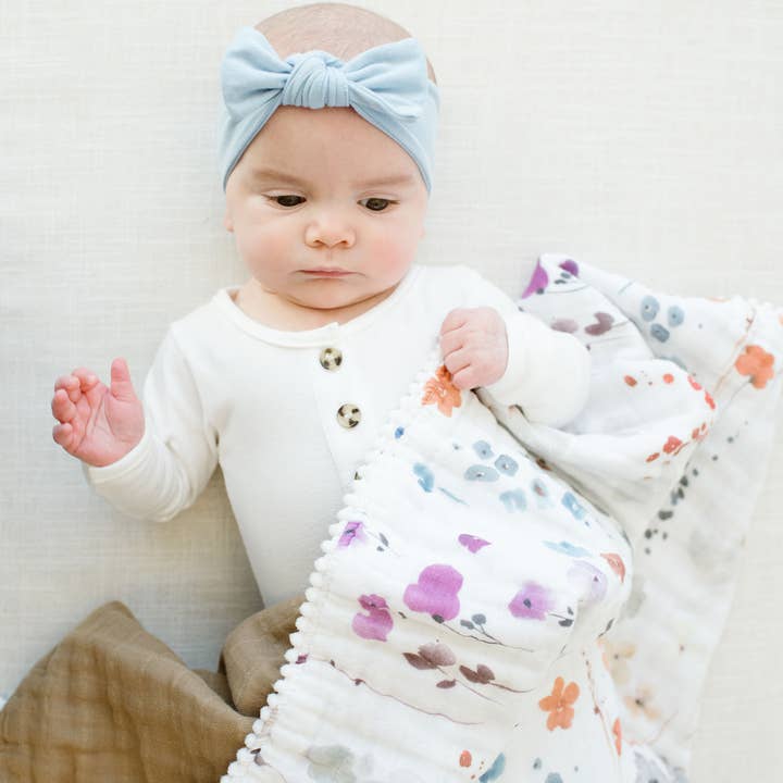 Fawn & Foster - Venta al por mayor Edredones acolchados - Niños y bebés - Manta de muselina orgánica para bebé con acolchado floral violeta3