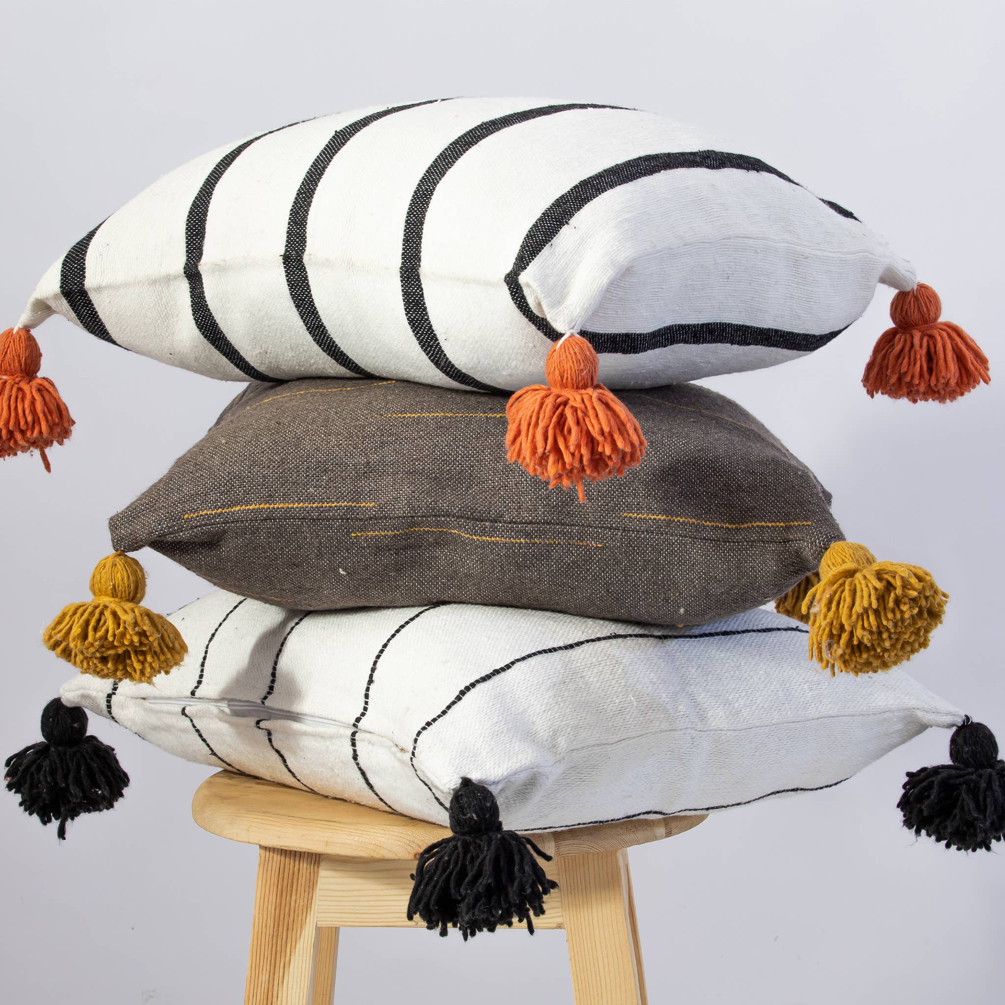 woolsouk ( We handle U.S. import procedures for you ) – wholesale Dekorativ kudde – Marockansk kudde-handgjord kudde-kasta kudde-grå ochsenap6