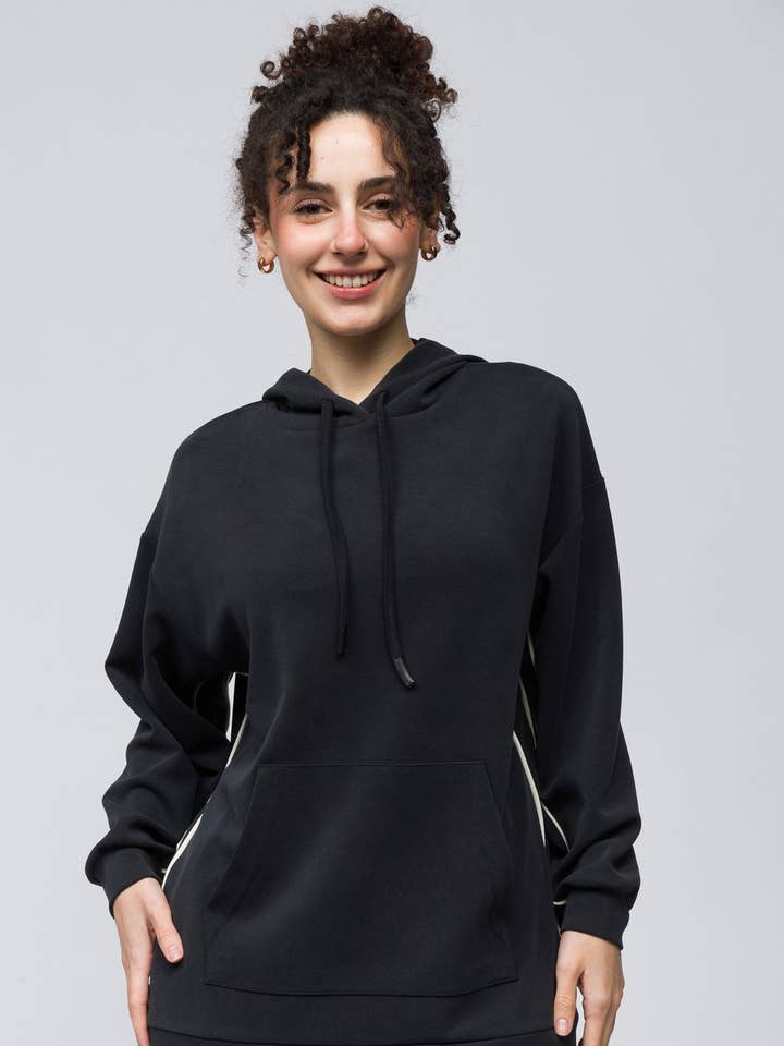 Sweat à capuche en mélange modal avec passepoil contrastant et poche avant gris foncé pour la vente par Alse Studio