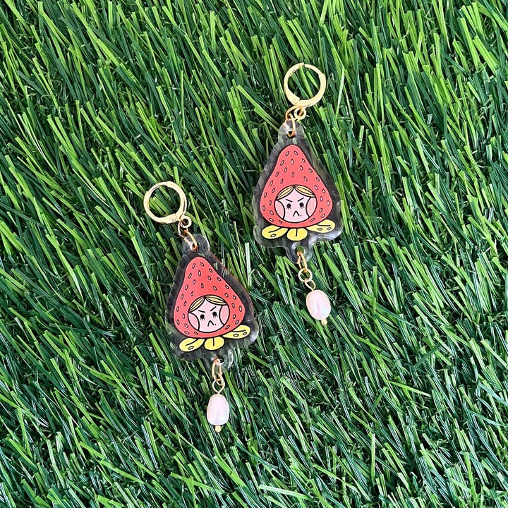 Beeftopia – wholesale Hängande örhängen – Grumpy Strawberry Örhängen | Söta nyhetsmycken2