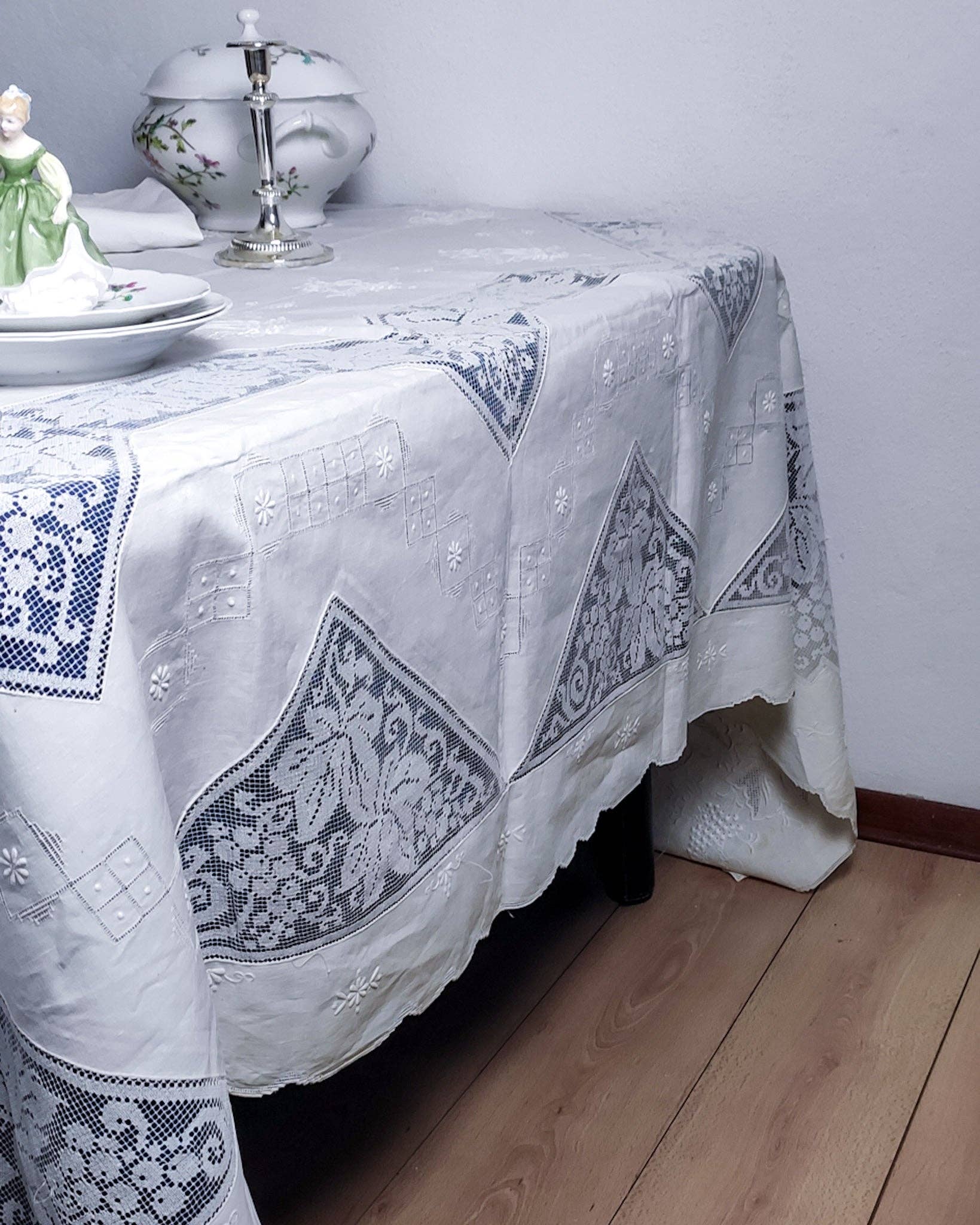 Heyfoo - Wholesale Tafelkleed - Met de hand geborduurde linnen tafellaken met filet en 12 servetten7