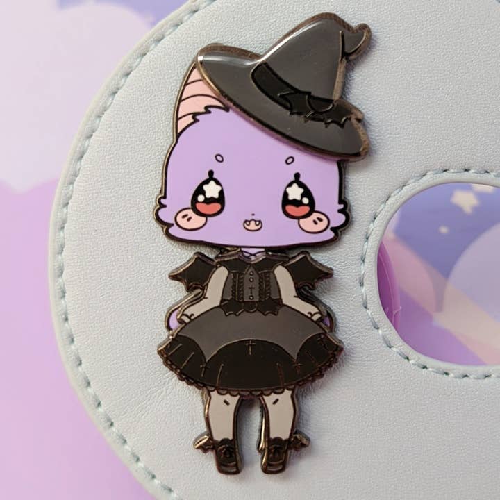 Batya + Spooky Coord -- Ensemble de Pin's en Émail Dur -- Collection de Poupées à Habiller en Pin's pour la vente par Kittynaut