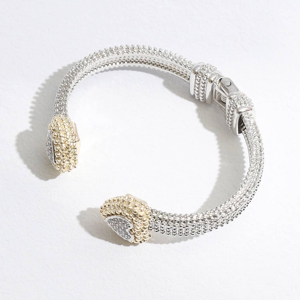 9319 Brazalete texturizado con circonita cúbica bicolor con borde de corazón de venta al por mayor en Faire2