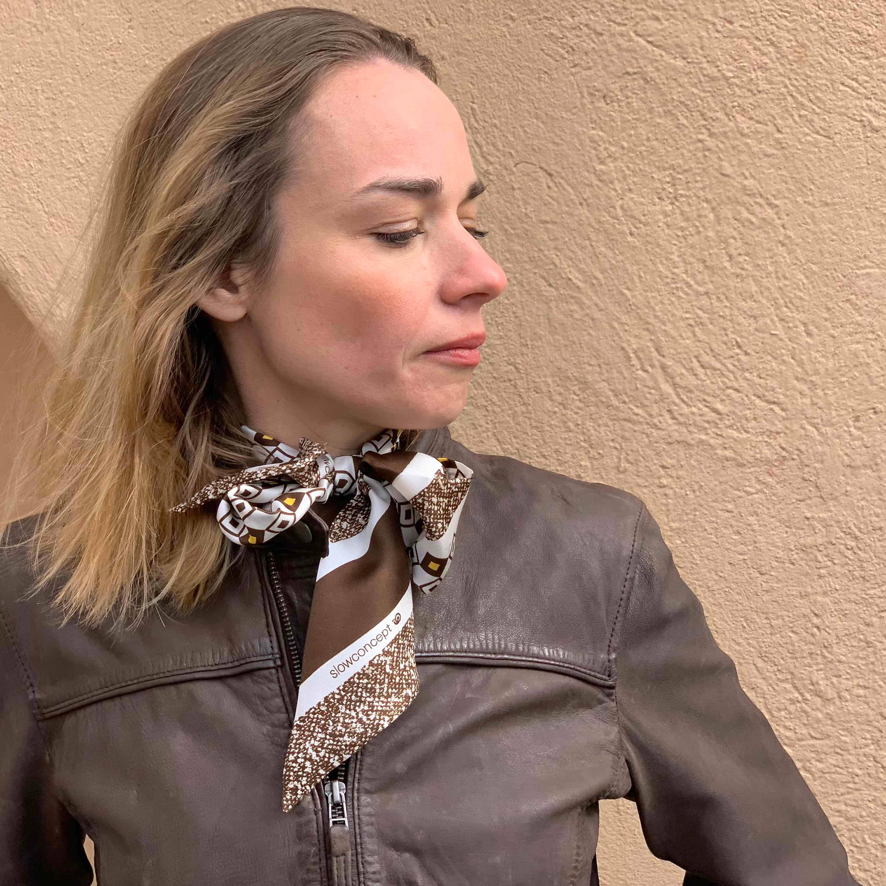 C.C.&Co.Srl - Vendita all'ingrosso Sciarpa - Donna - Bandeau in Pura Seta disegno Geo  colore marrone. Cod 5680