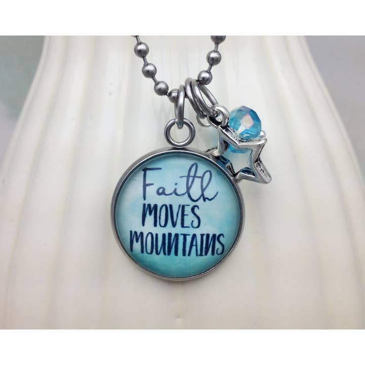 Collier Faith Moves Montagnes pour la vente par Urban Charm
