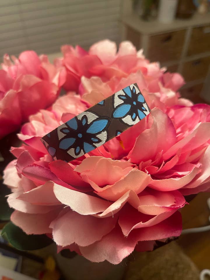 Manchette en cuir turquoise pour la vente par Luna’s Loft Boutique