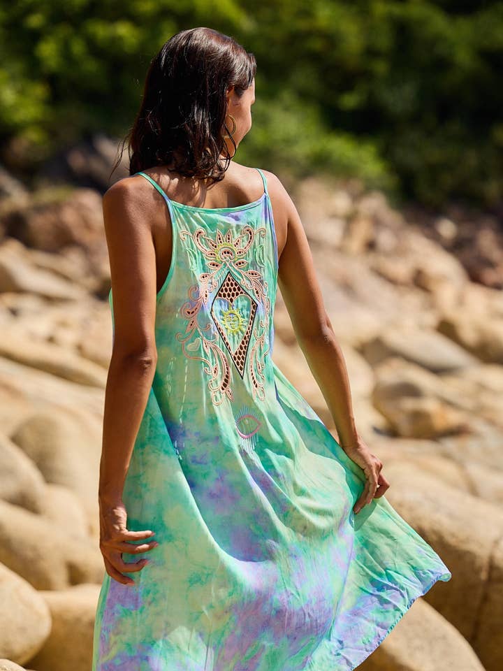 Lang kjole med tynde stropper og åbenwork broderi for engroshandel hos last queen