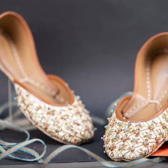 Sapatos de Noiva em Marfim com Glamour em Treliça Khussa Mojari para Mulheres por atacado de Qhareed
