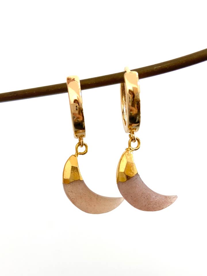 Over Månen Huggies i Mokka Moonstone for engroshandel hos Heather Kahn