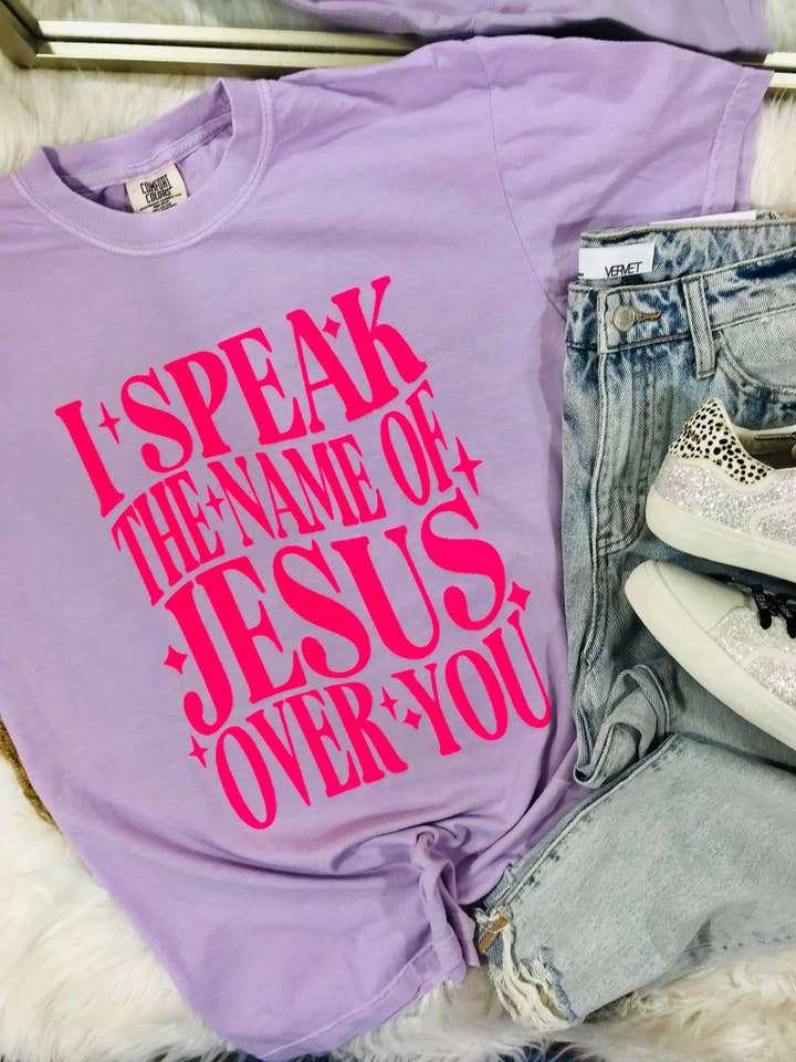 T-shirt ondulata I Speak The Name Of Jesus Over You per la vendita all'ingrosso da parte di Dash Forward Wholesale