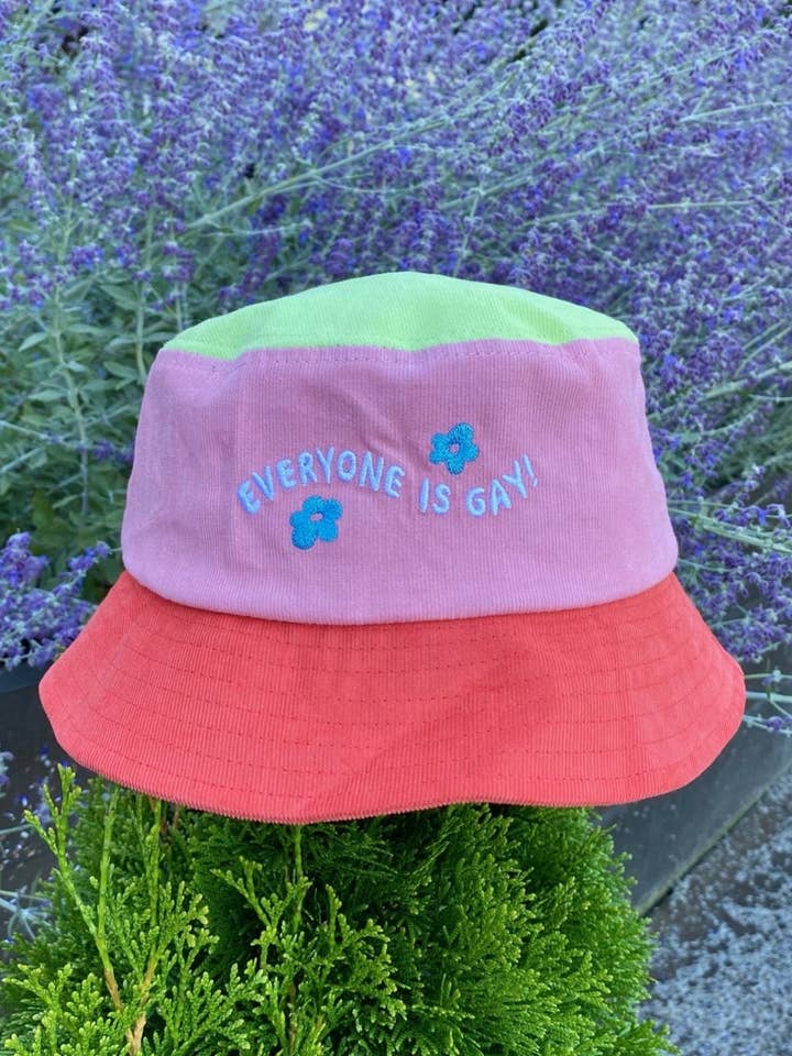 Sombrero de Cubo de Bloques de Color "Everyone Is Gay" para venta al por mayor de The Peach Fuzz