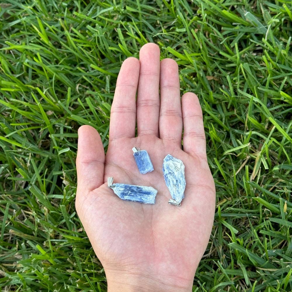 Earths Elements Wholesale - Vente Breloques/médailles personnalisées - Pendentif Point - Cyanite Bleue Brute1