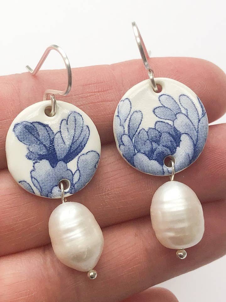 Orecchini pendenti rotondi grandi in porcellana blu con perla su argento per la vendita all'ingrosso da parte di Clay Blanca