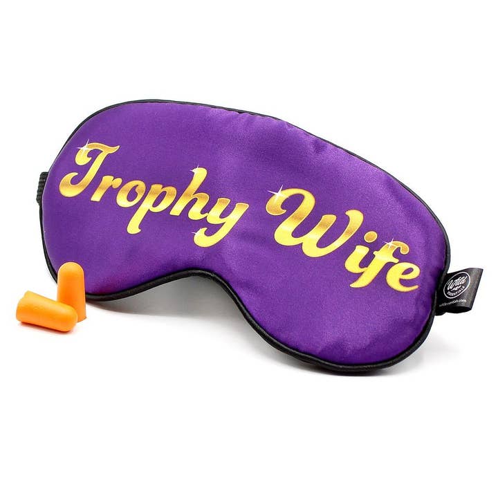 Wild Essentials – Großhandel Schlafmaske – Anspielung Satin Lustige Schlafmaske mit Ohrstöpseln (Trophy Wife)
