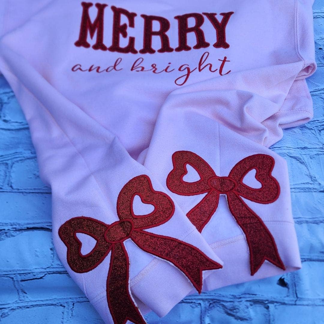 NVC Ecommerce LLC – Engroshandel Grafisk Sweatshirt - Dame – Merry & Bright julesløjfe, broderet sidebue sweatshirt 1