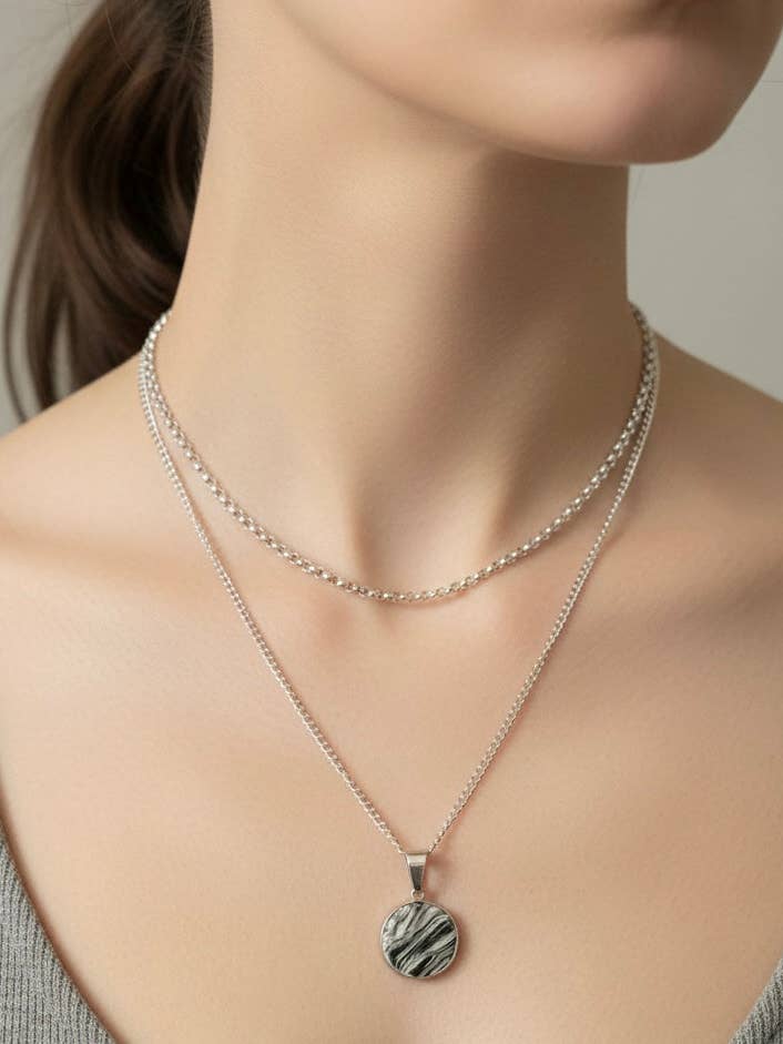 Rundt marmoreret halskædesæt for engroshandel hos Showy LLC