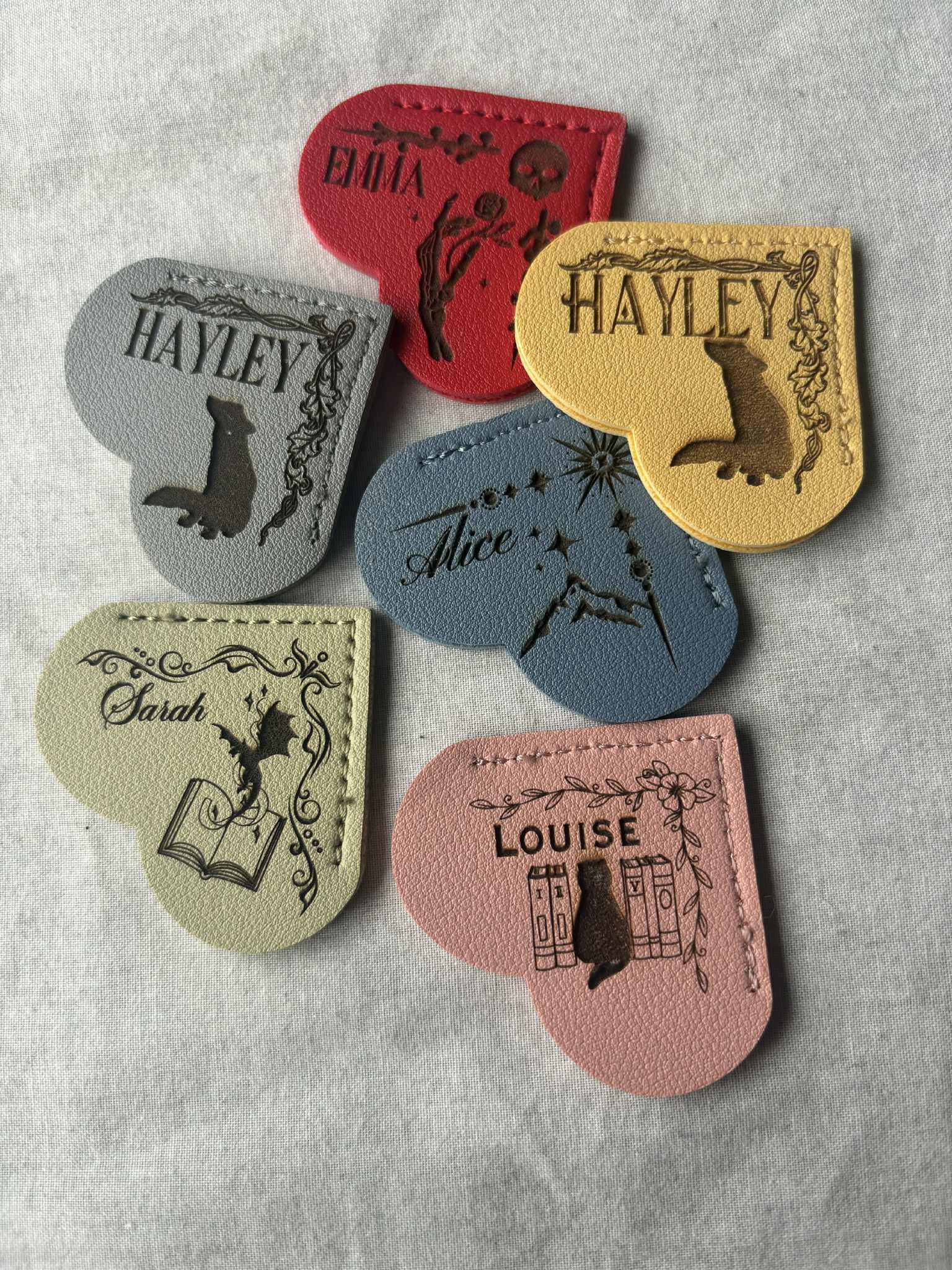 Cryptid Creations – wholesale Bokmärke – Bokmärke i konstläder format som ett hjärta med gravyr0