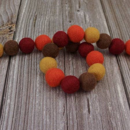 Récolte - Guirlande de pompons en feutre d'automne pour la vente par AKUKU
