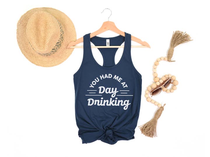 Je Had Me al bij Day Drinking Racerback Tank – Zomertopje voor wholesale door Stiles Tee Co.