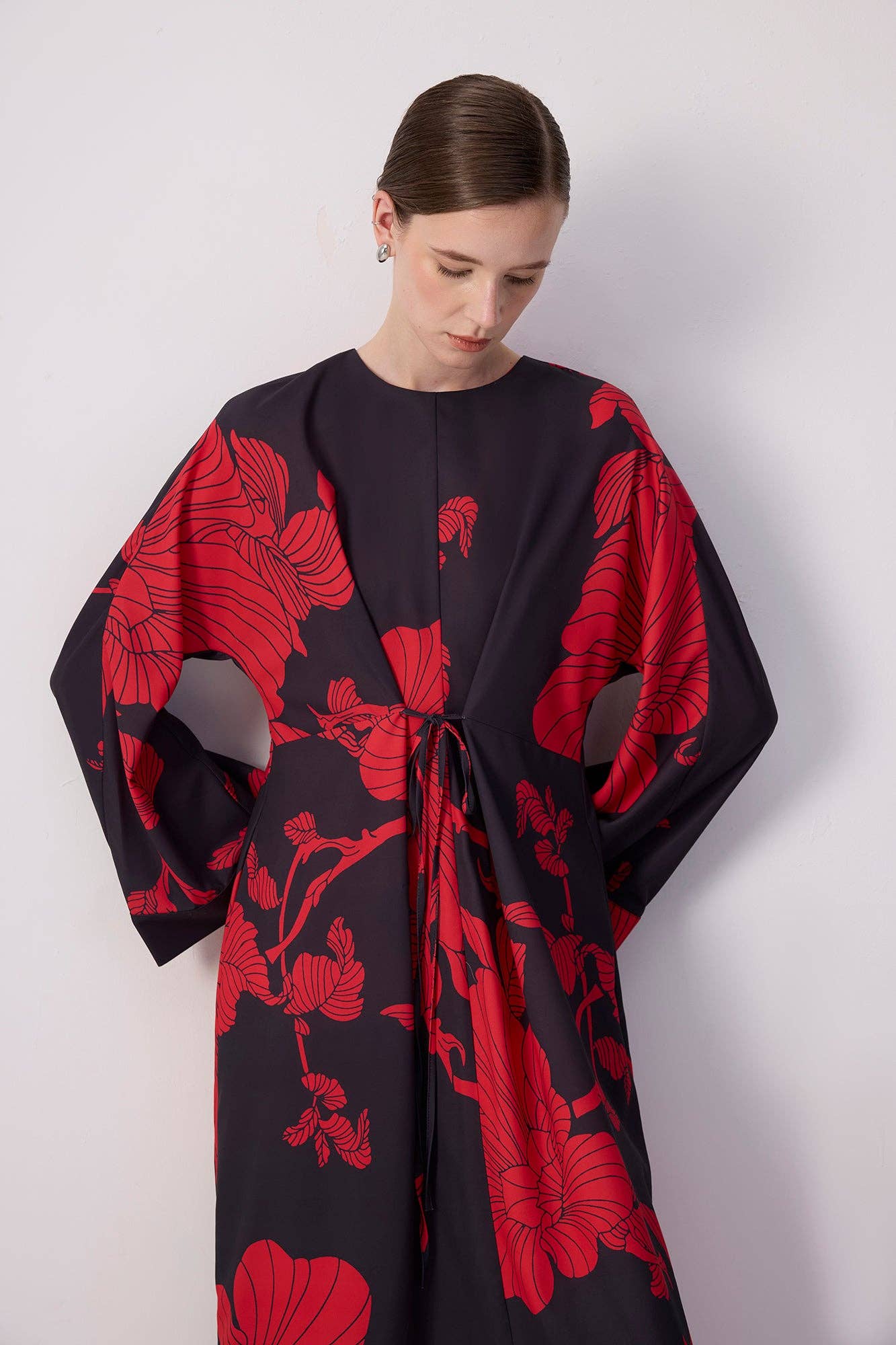 Nero ABITO MAXI CON CINTURA IN VITA E FANTASIA FLOREALE AUDACE - NERO E ROSSO in vendita all'ingrosso su Faire2