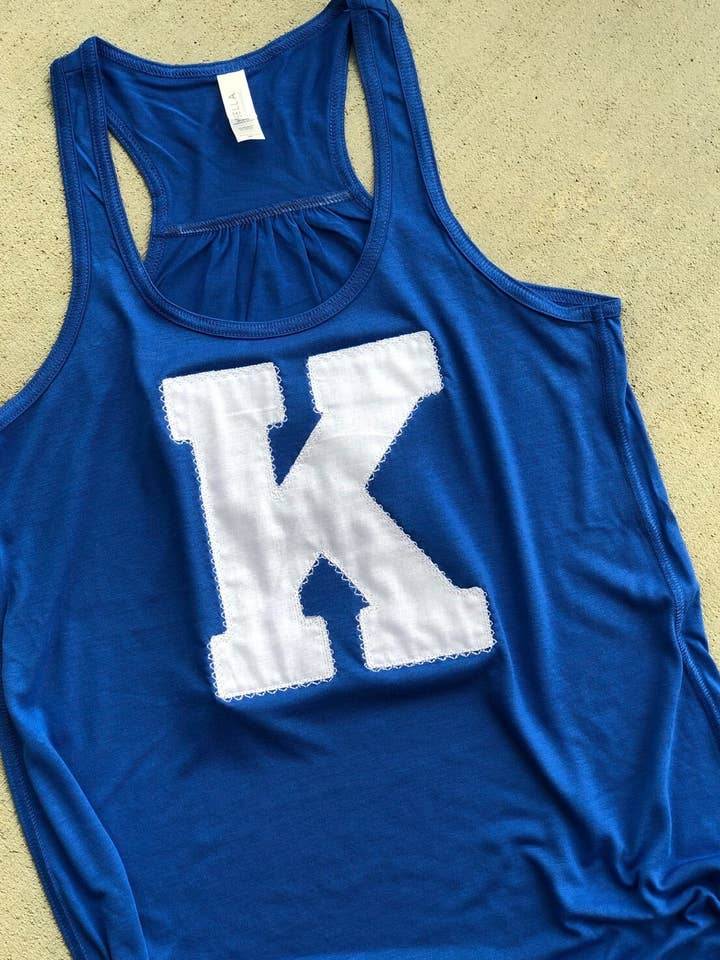 Kentucky besticktes Tanktop, Damen Tanktop, K Tanktop für den Großhandel von Sweet Carolines Boutique