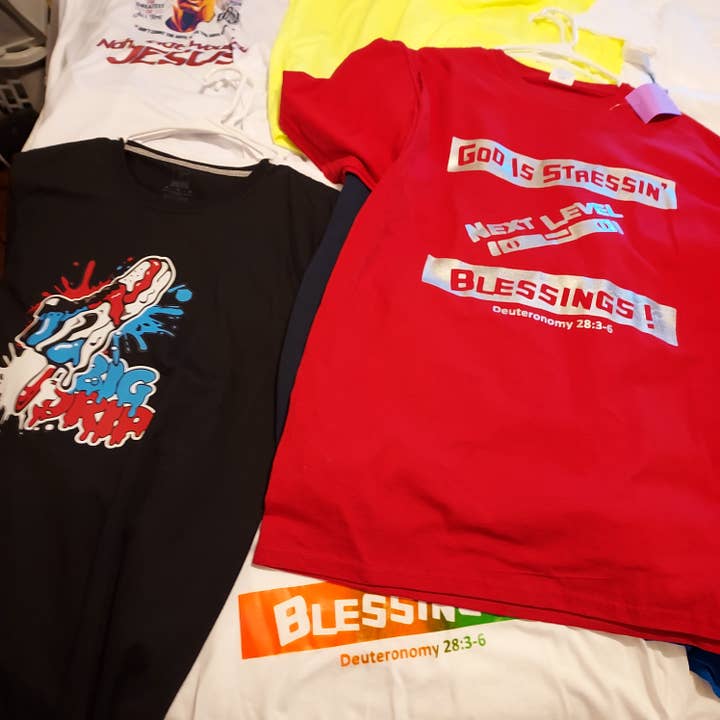 Ein Dutzend Random Shirt Starter Pack für den Großhandel von Wishful Mammoth Wholesale Options