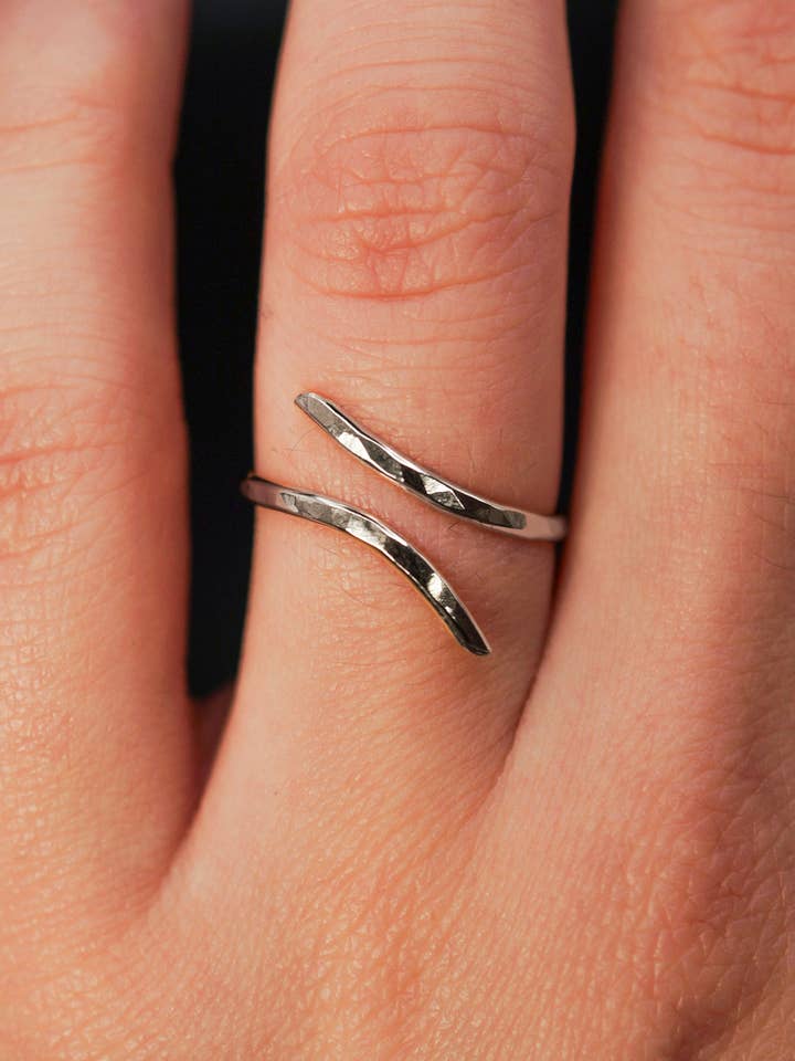 Bague à courbe ouverte, argent sterling pour la vente par Hannah Naomi