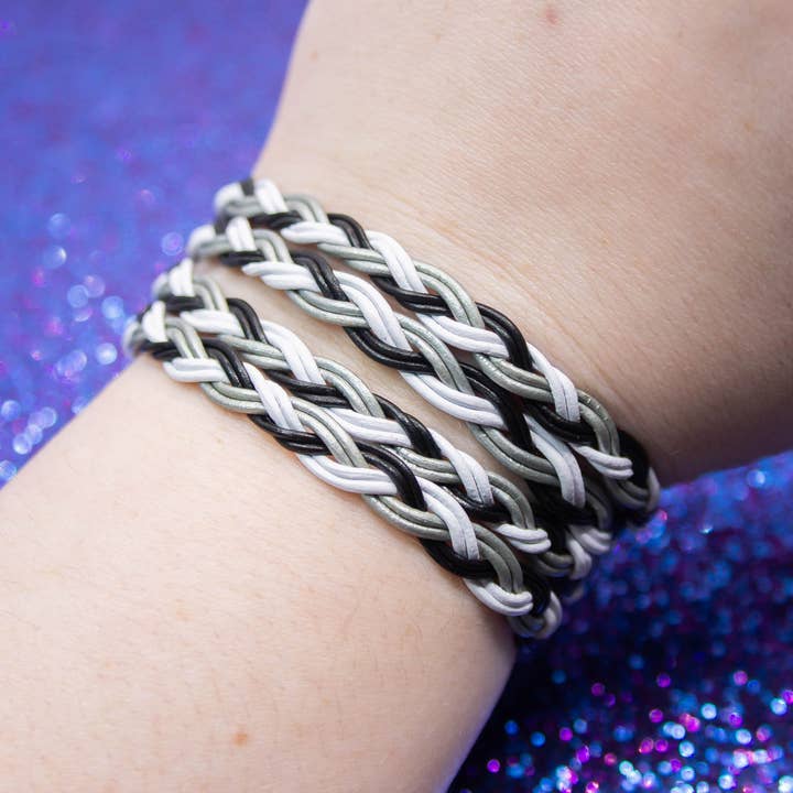 Bracciale in pelle nera bianca e argento - Regolabile per la vendita all'ingrosso da parte di Quiet Mischief and Company