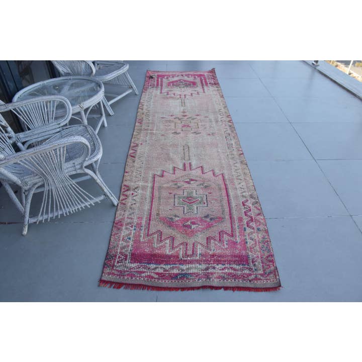 Tappeto vintage, 3x10,2 piedi tappeto turco, tappeto di lana a pois arancione e rosa per la vendita all'ingrosso da parte di The Loom Wholesale