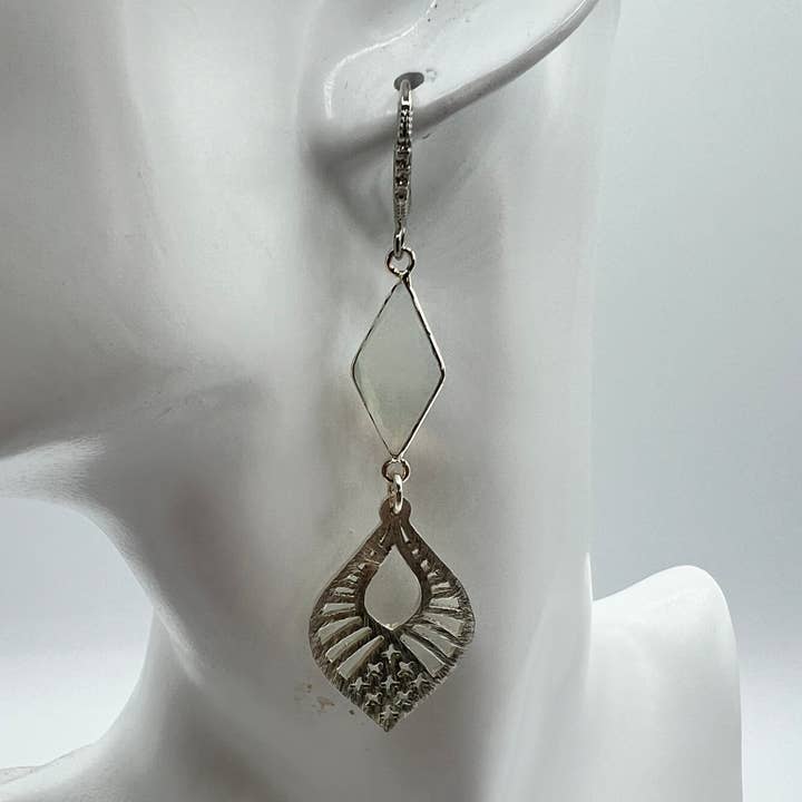 Boucles d'oreilles en pierre précieuse / Opalite diamant avec breloque en filigrane d'argent pour la vente par Ritzy Roxx