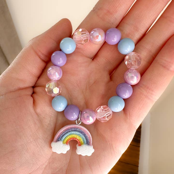 Bracelet de perles pastel pour fille avec breloque arc-en-ciel pour la vente par Peach Tree & Co.