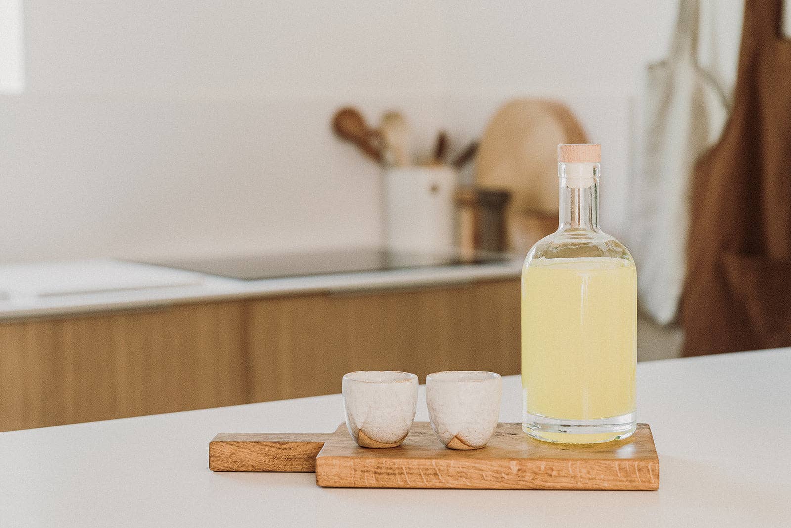 So At Nature – wholesale Milk/juice bottle – Glass Kitchen Bottle with Wooden Lid 750ml - So At Nature2