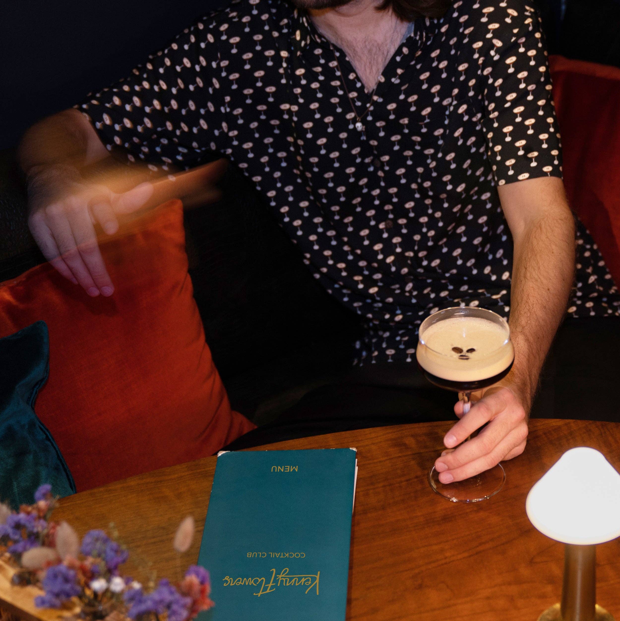 Negro Camisa de manga corta con estampado de Martini Espresso para hombre de venta al por mayor en Faire4