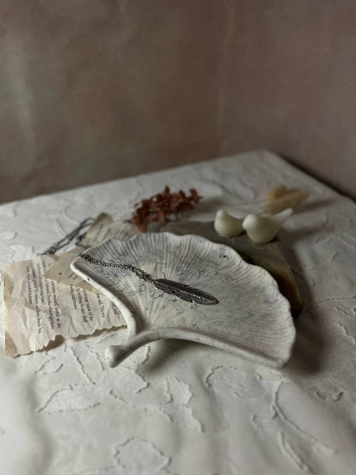 Plateau décoratif feuille de Ginkgo – Plateau botanique en Jesmonite pour bijoux et petites décorations pour la vente par Home Pro Idea