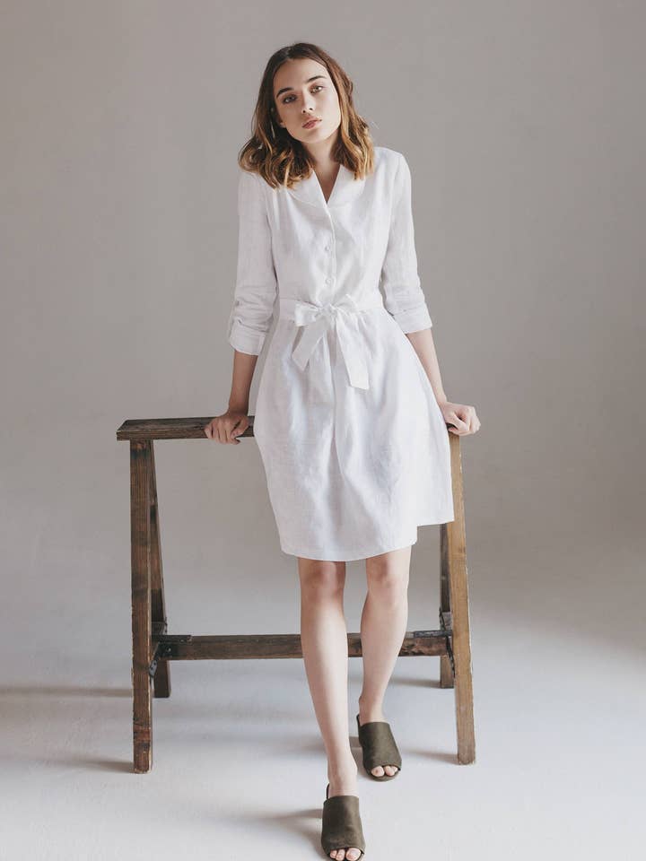 „Lily“ hvid linnedkjole med knap foran for engroshandel hos Nich Linen