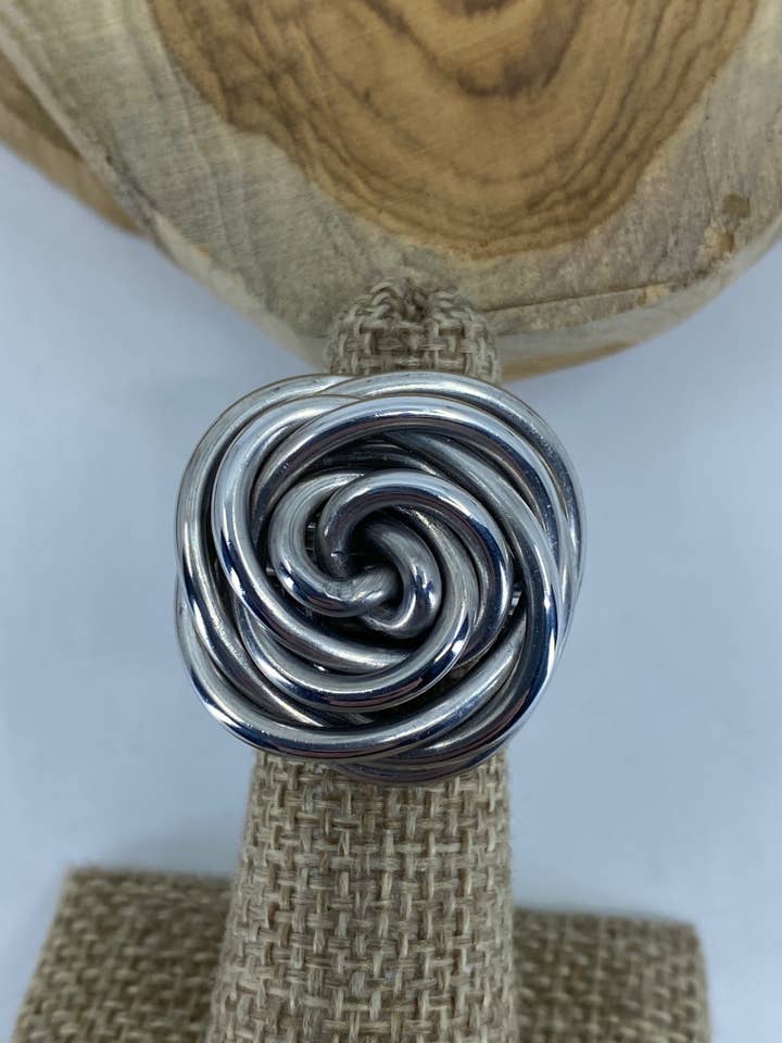 Nestring mit Blumen für den Großhandel von The Artist Jay