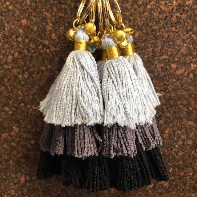 Luna-Leena - handmade in Nepal - Wholesale Keychain - Women's - sleutelhanger kwast grijs/zwart - tasbedel - biologisch handgemaakt2