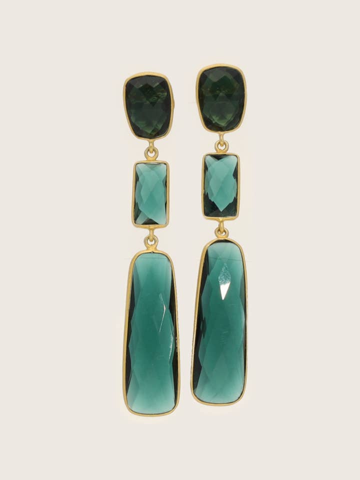 Boucles d'oreilles Tota en tourmaline verte, plaquées d'or fin 18 carats recyclé - tiges en argent 925 pour la vente par SHANSHAN