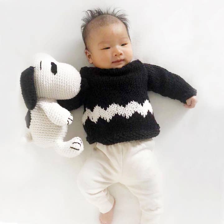 Banda Desenhada Preto/ Branco Brilhante Amendoins: Kit de Tricô Charlie Brown Baby Sweater para venda a revendedores na Faire1