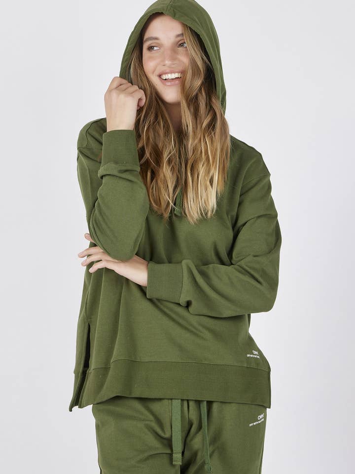 Sweat à capuche brossé avec fentes latérales en coton biologique certifié pour la vente par OWN OFF WITH NATURE